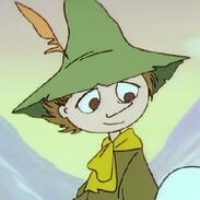 a picture of snufkin from moominvalley. he is a cartoon boy with messy brown hair and a pointed green hat with an orange feather
